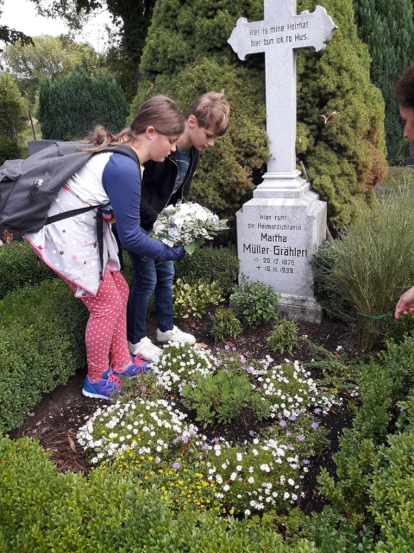 Schüler der Schule Franzburg am Grab von Martha Müller-Grählert in Zingst
