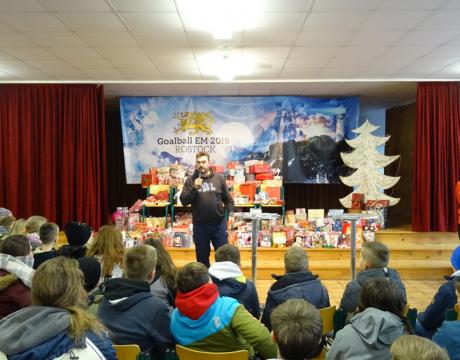 Schüler packen Weihnachtsgeschenke für Senioren-eine Aktion zusammen mit dem FC Hansa Rostock und den Goalballer von der Ostseeküste