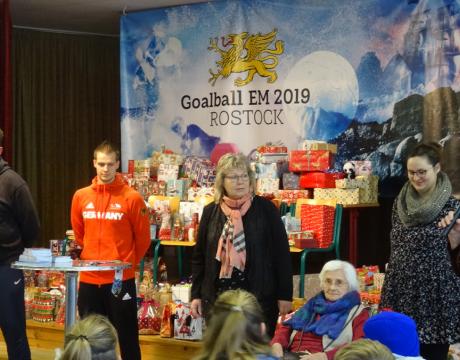 Schüler packen Weihnachtsgeschenke für Senioren-eine Aktion zusammen mit dem FC Hansa Rostock und den Goalballer von der Ostseeküste